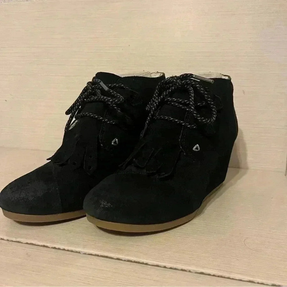 Toms Shoes - Black Suede Toms Wedges Sherpa Lined Size 7.5